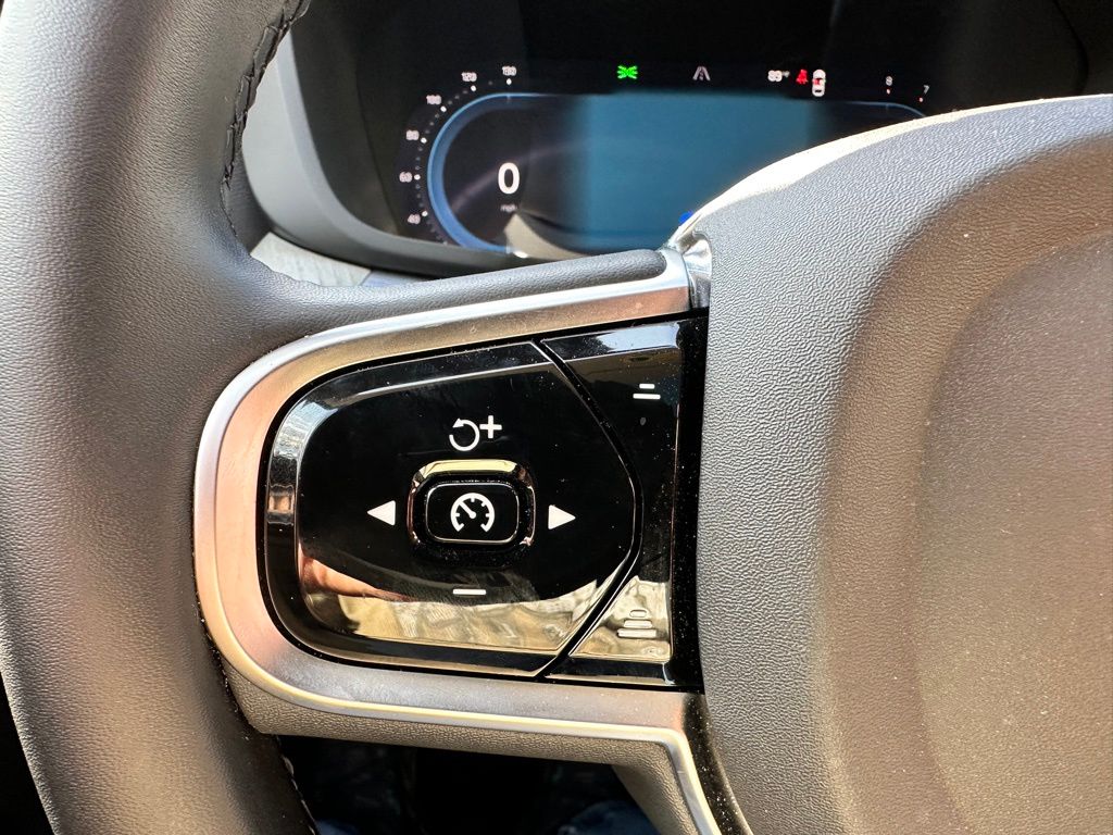 2025 Volvo XC60 B5 Plus photo 20
