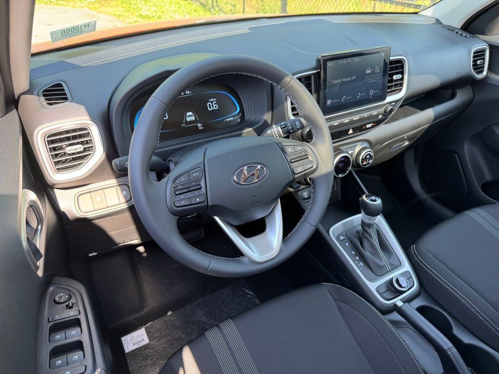 2025 Hyundai Venue SEL photo 3
