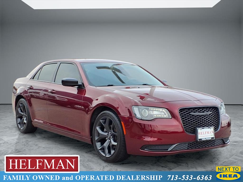 2021 Chrysler 300 Touring's photo