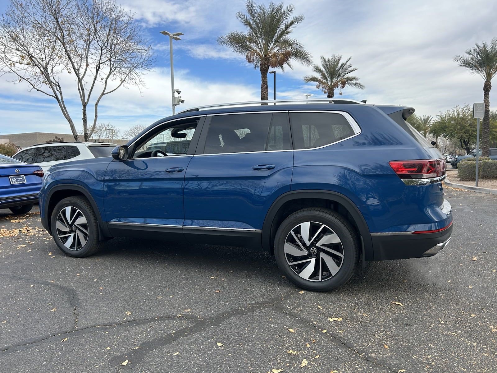 2025 Volkswagen Atlas SEL photo 2