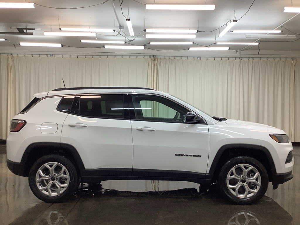 2026 Jeep Compass Latitude photo 2