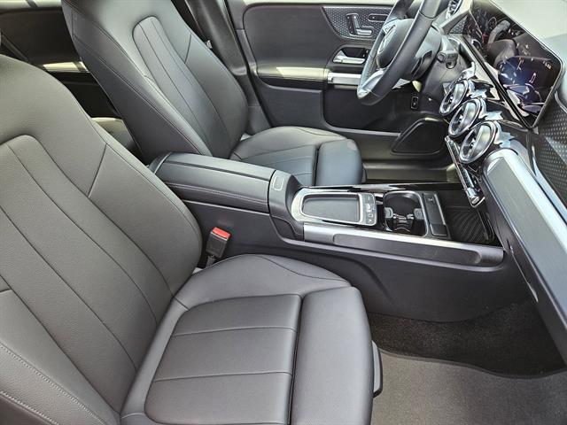 2025 Mercedes Benz GLB 250 photo 10