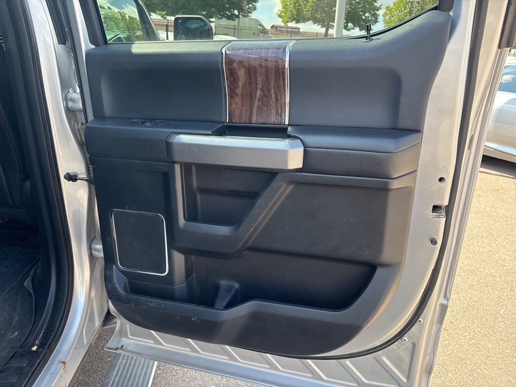 2016 Ford F-150 Platinum photo 19