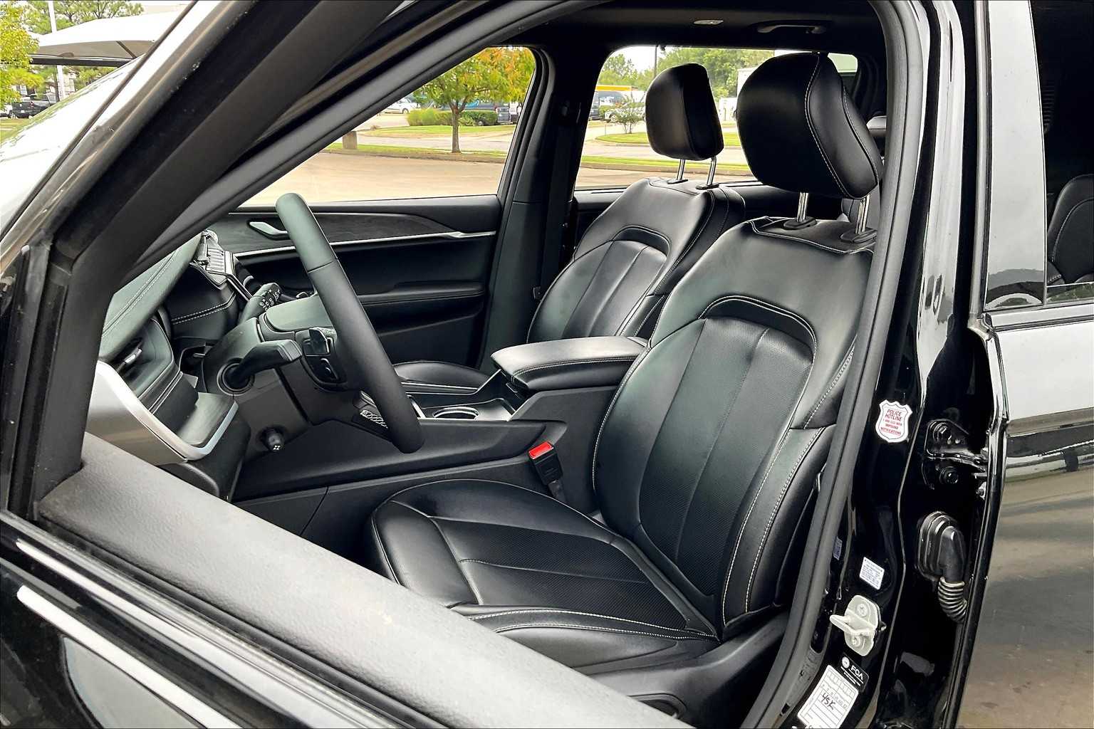 2024 Jeep Grand Cherokee Limited photo 4