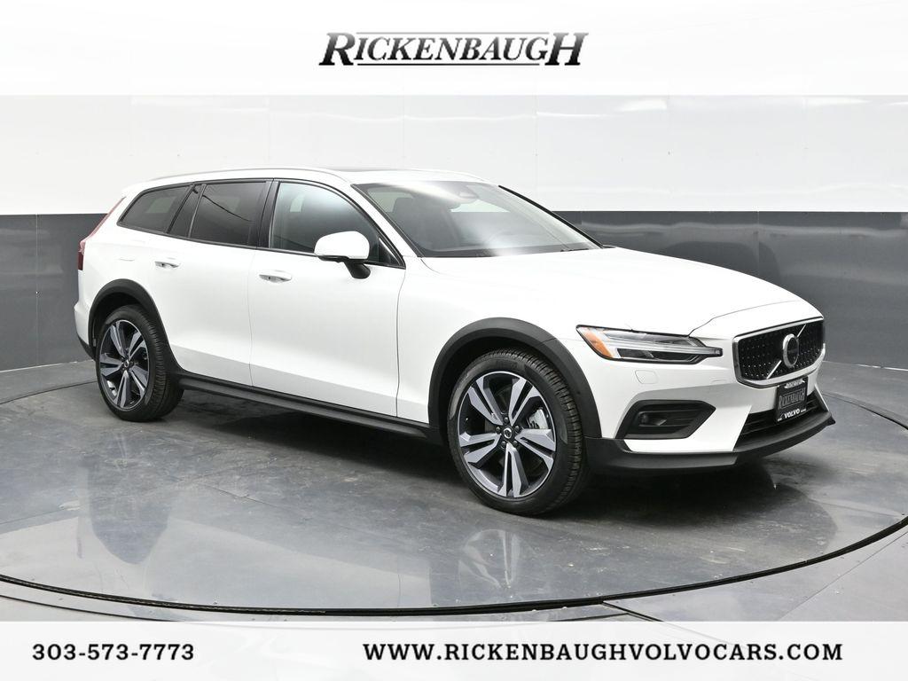 2025 Volvo V60 Cross Country Plus's photo