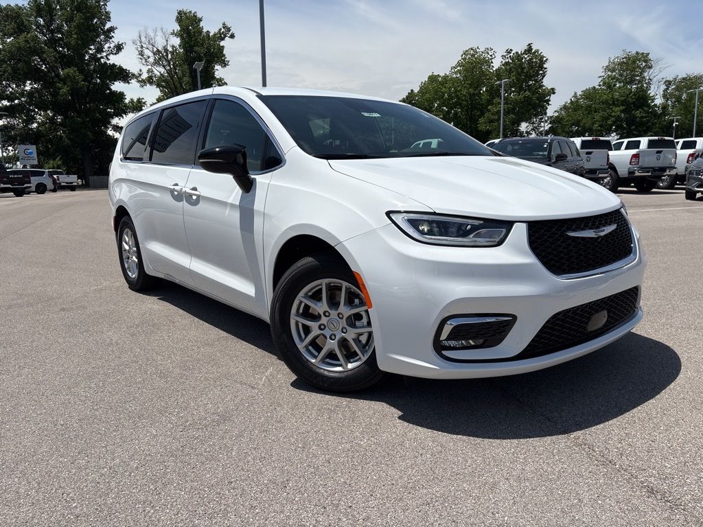 2025 Chrysler Pacifica Select's photo