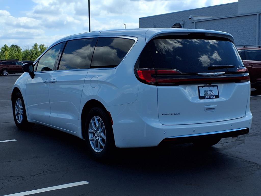 2026 Chrysler Pacifica photo 4