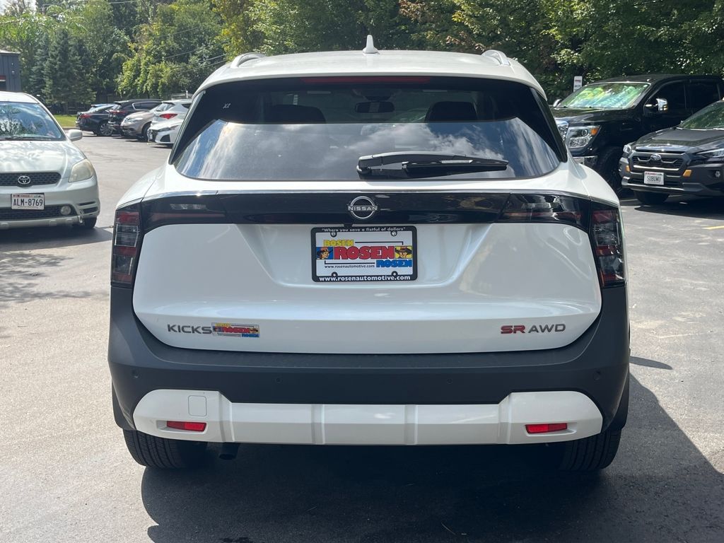 2025 Nissan Kicks SR photo 2
