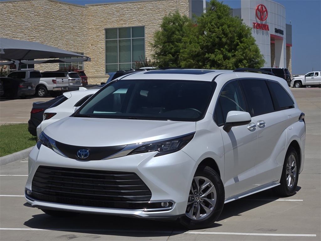 2024 Toyota Sienna XLE photo 2