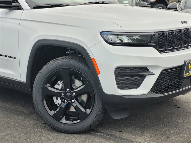 2025 Jeep Grand Cherokee Laredo Altitude photo 3