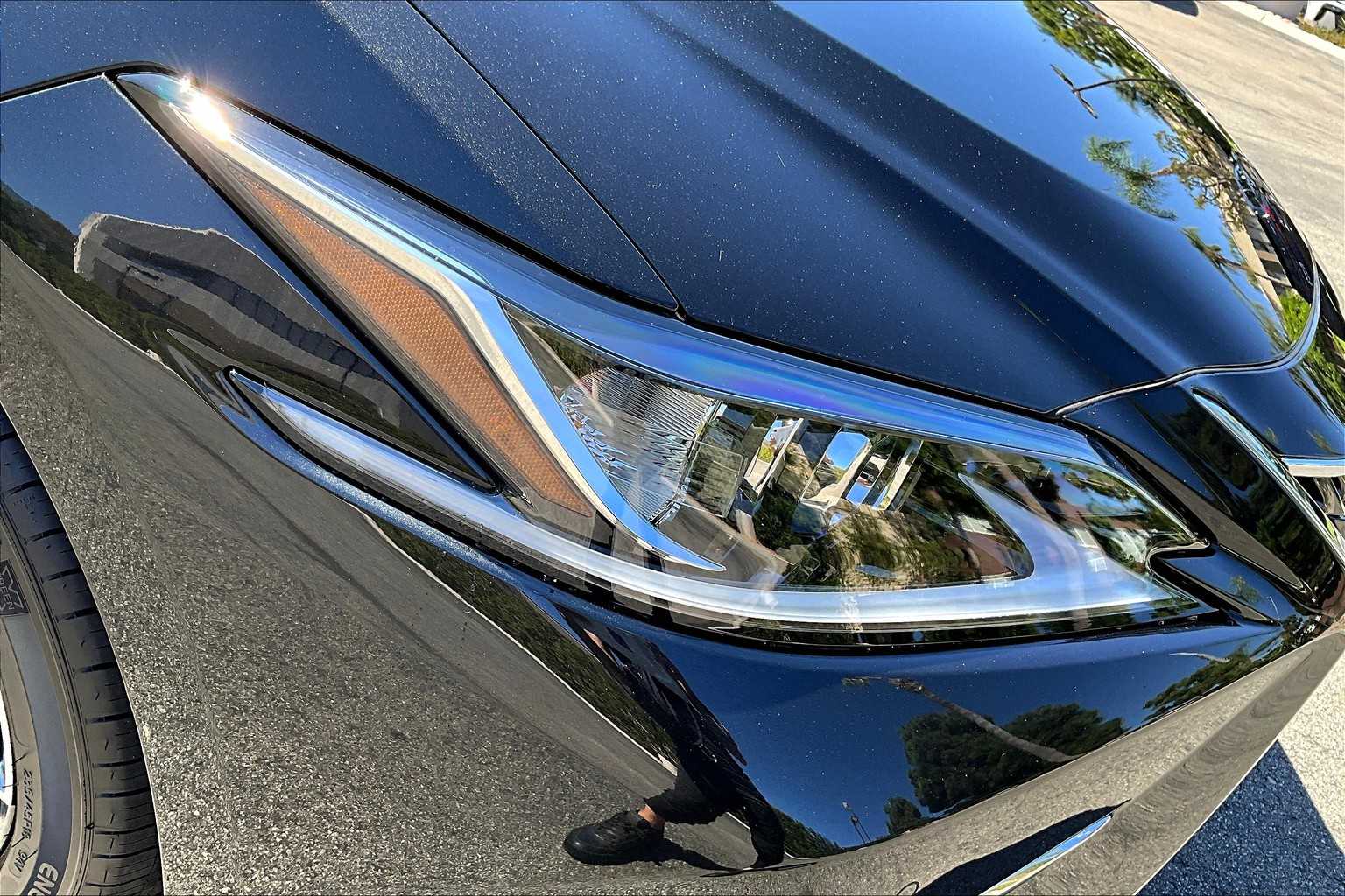 2025 Lexus ES 300h photo 18