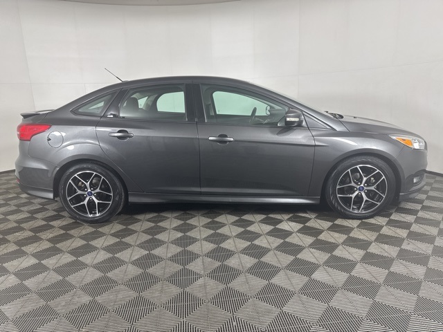 2016 Ford Focus SE photo 2