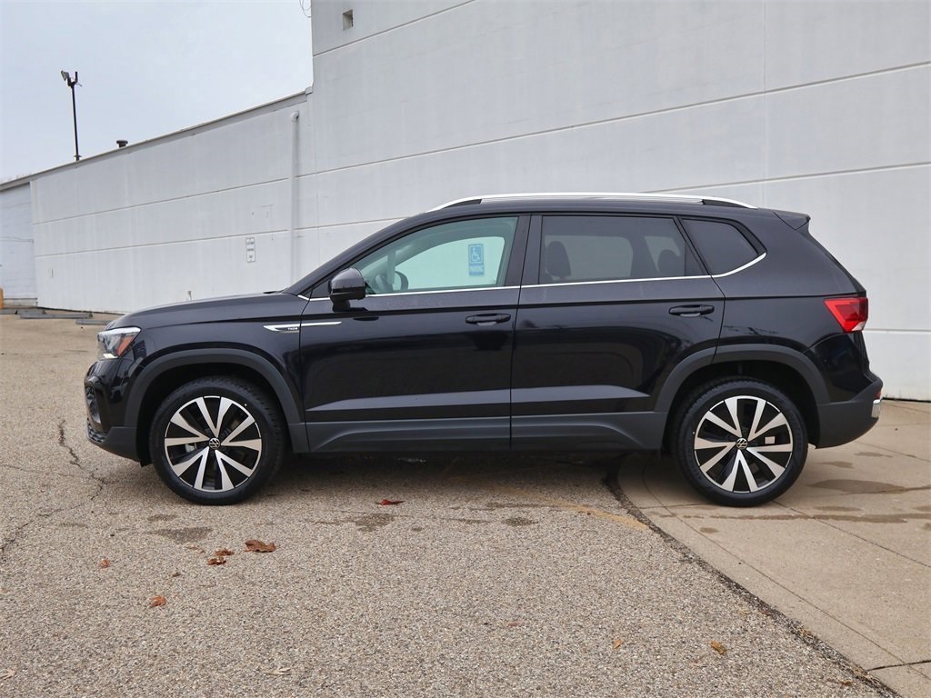 2022 Volkswagen Taos SE photo 2