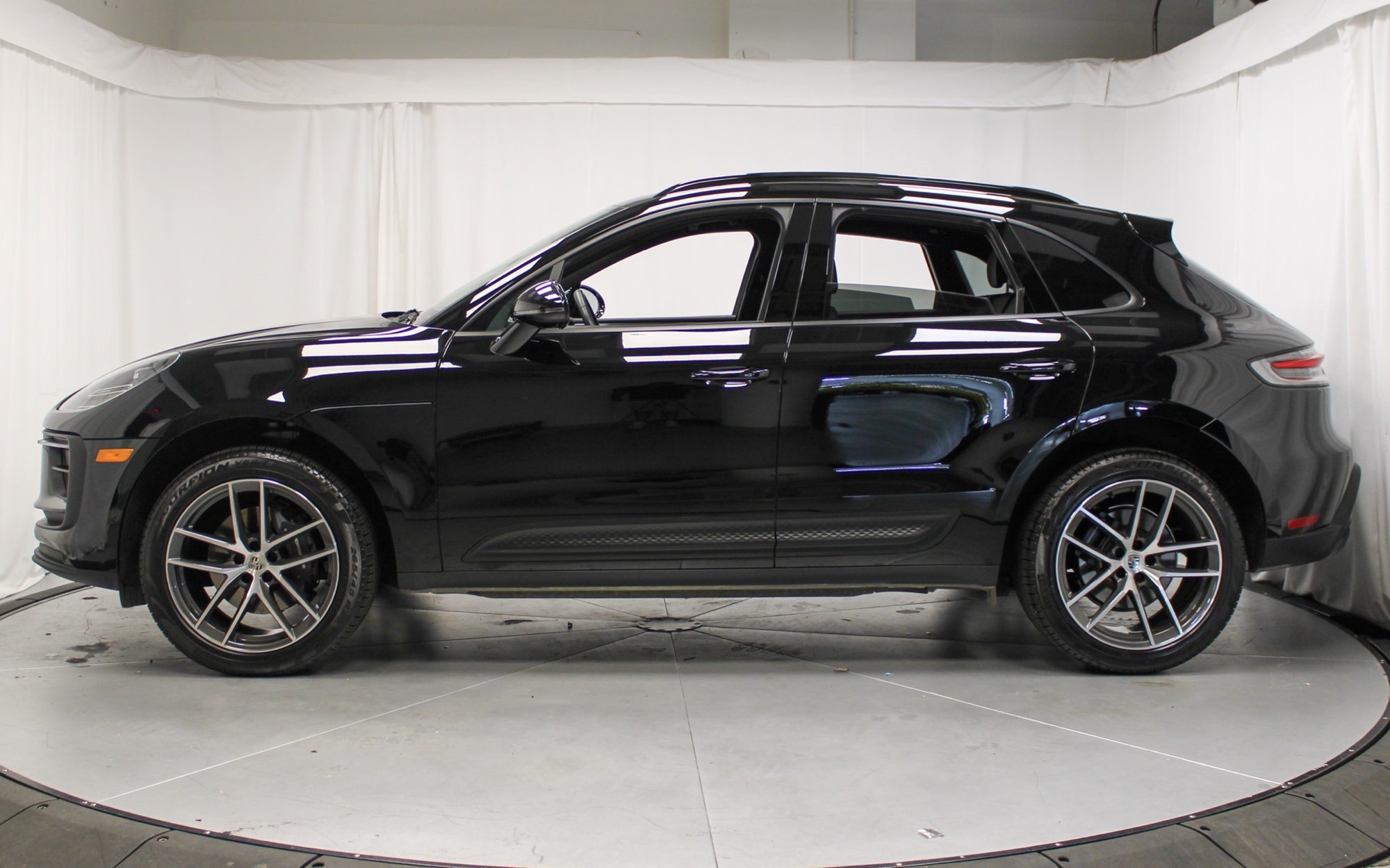 2025 Porsche Macan Base photo 2