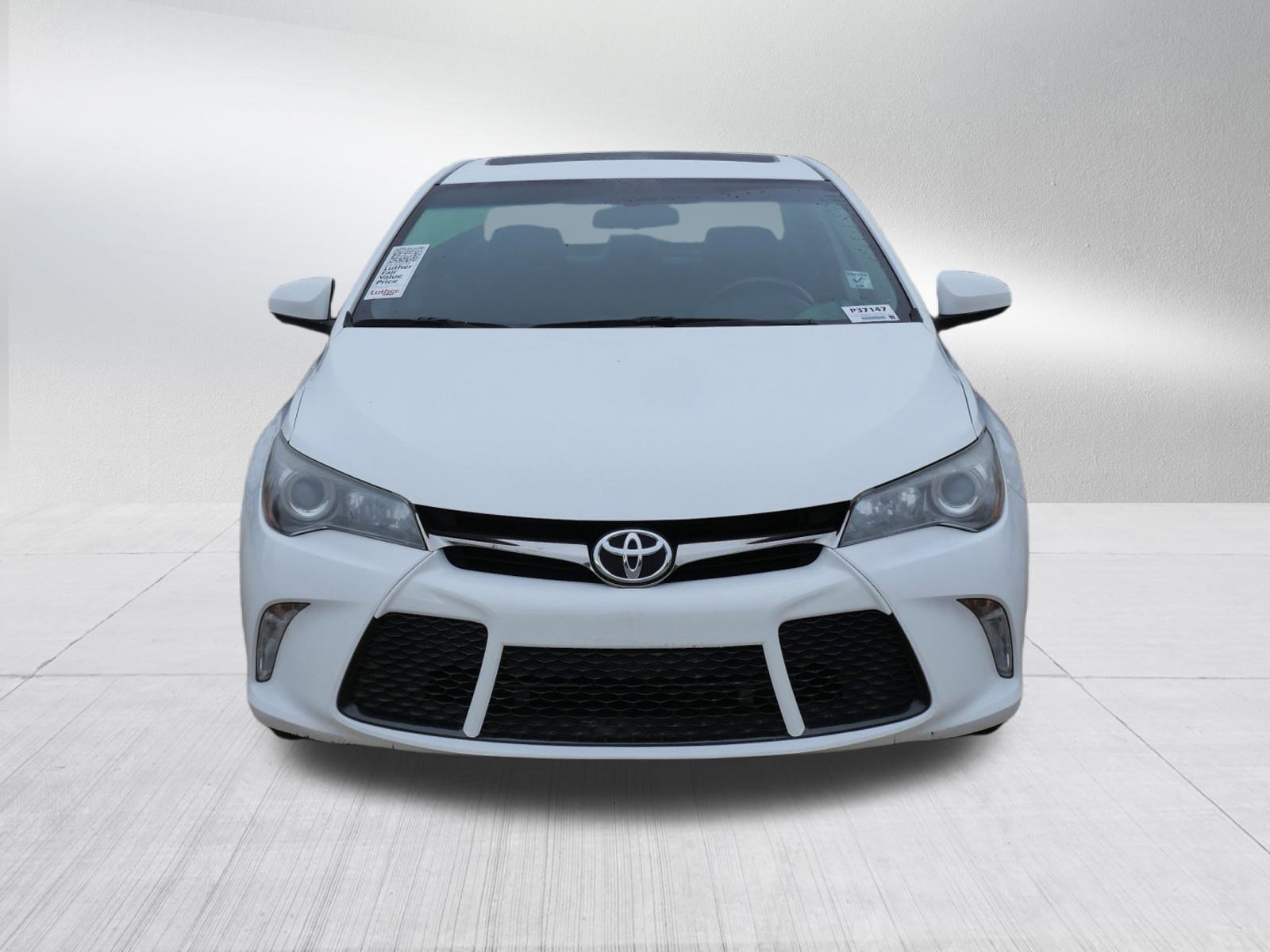2017 Toyota Camry XSE photo 2