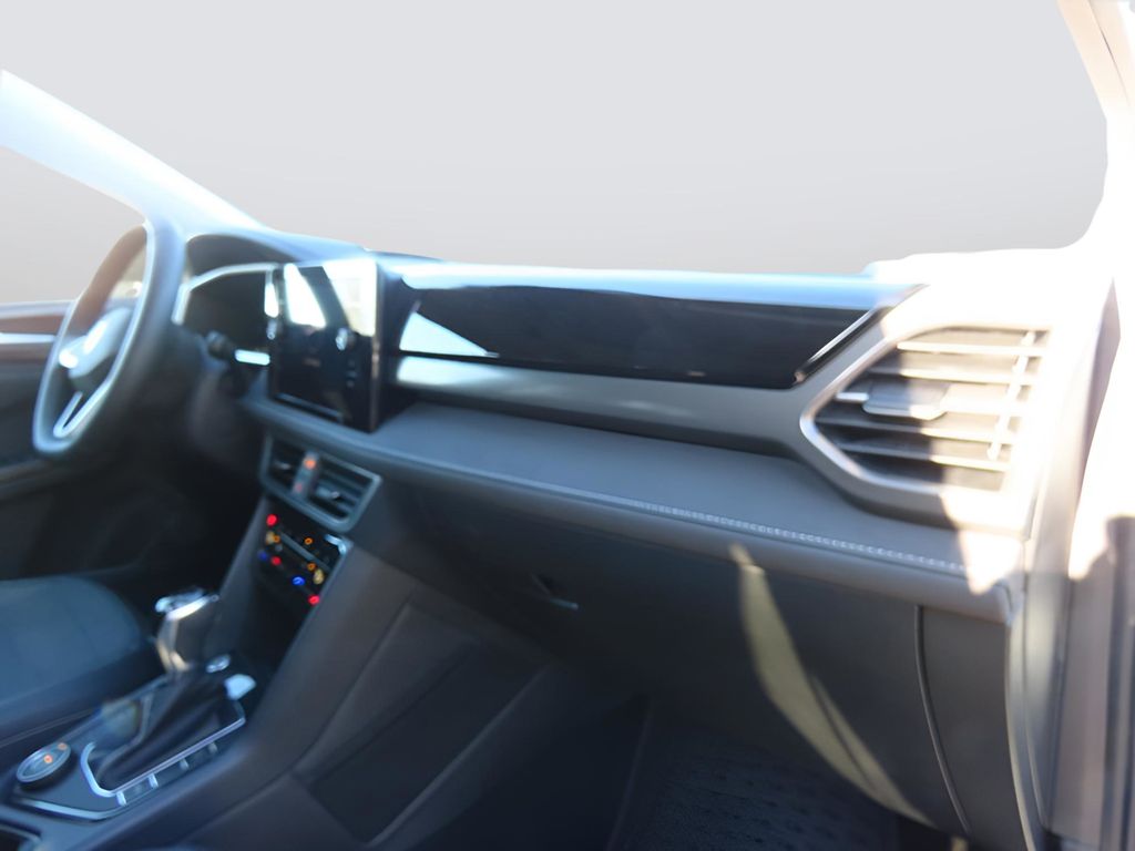 2025 Volkswagen Taos SE photo 11