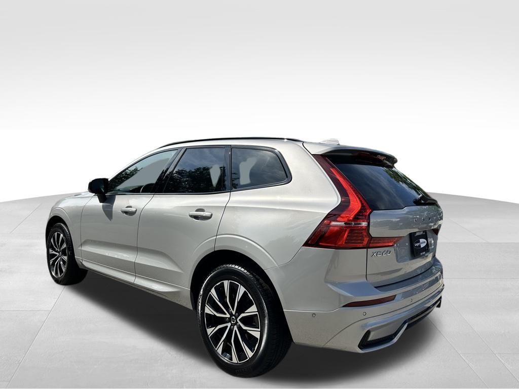 2025 Volvo XC60 B5 Plus photo 6