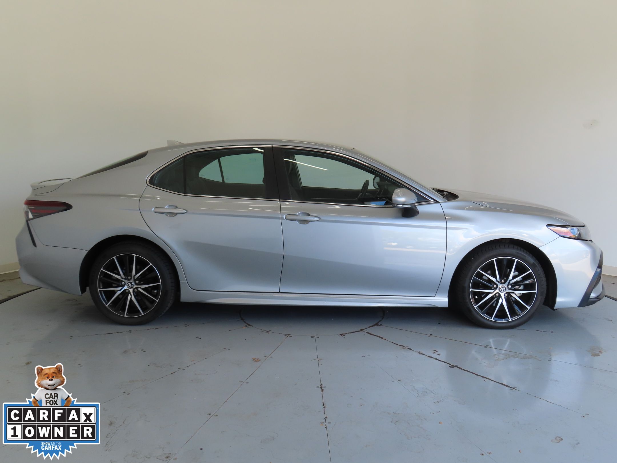 2023 Toyota Camry SE photo 2