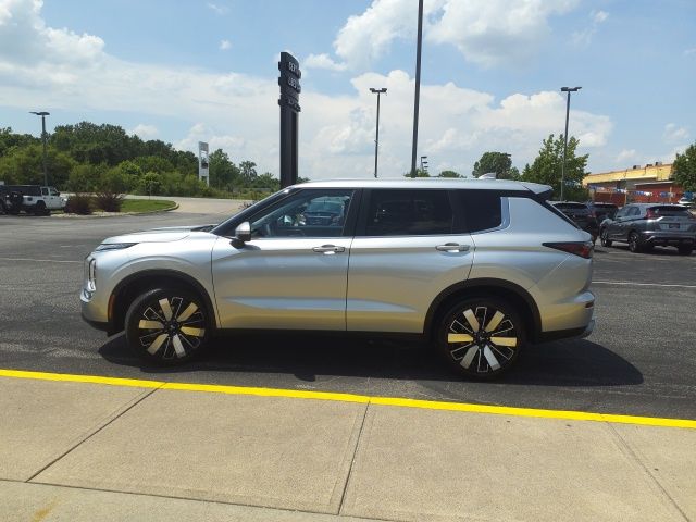 2025 Mitsubishi Outlander SE photo 3