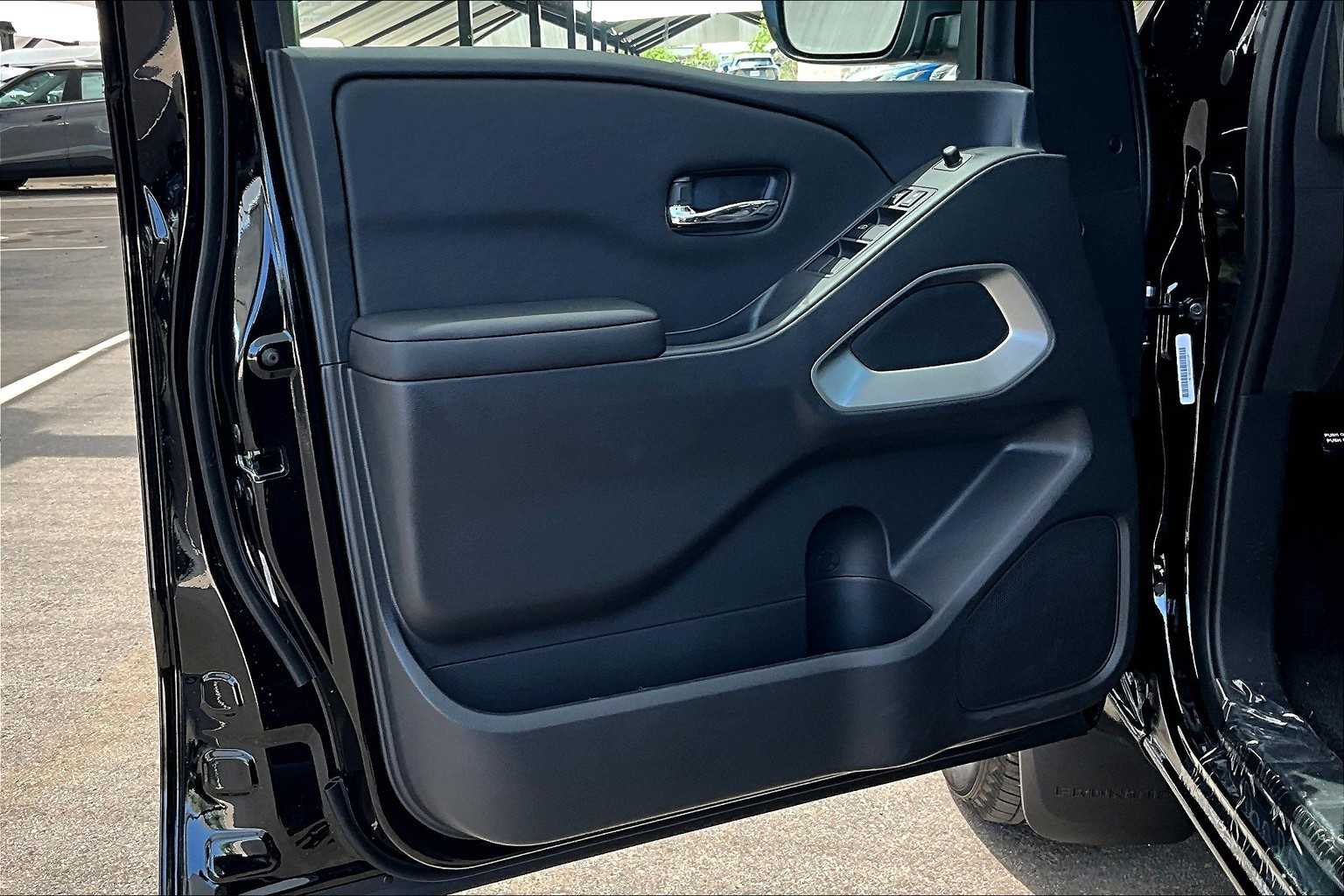 2025 Nissan Frontier SV photo 12