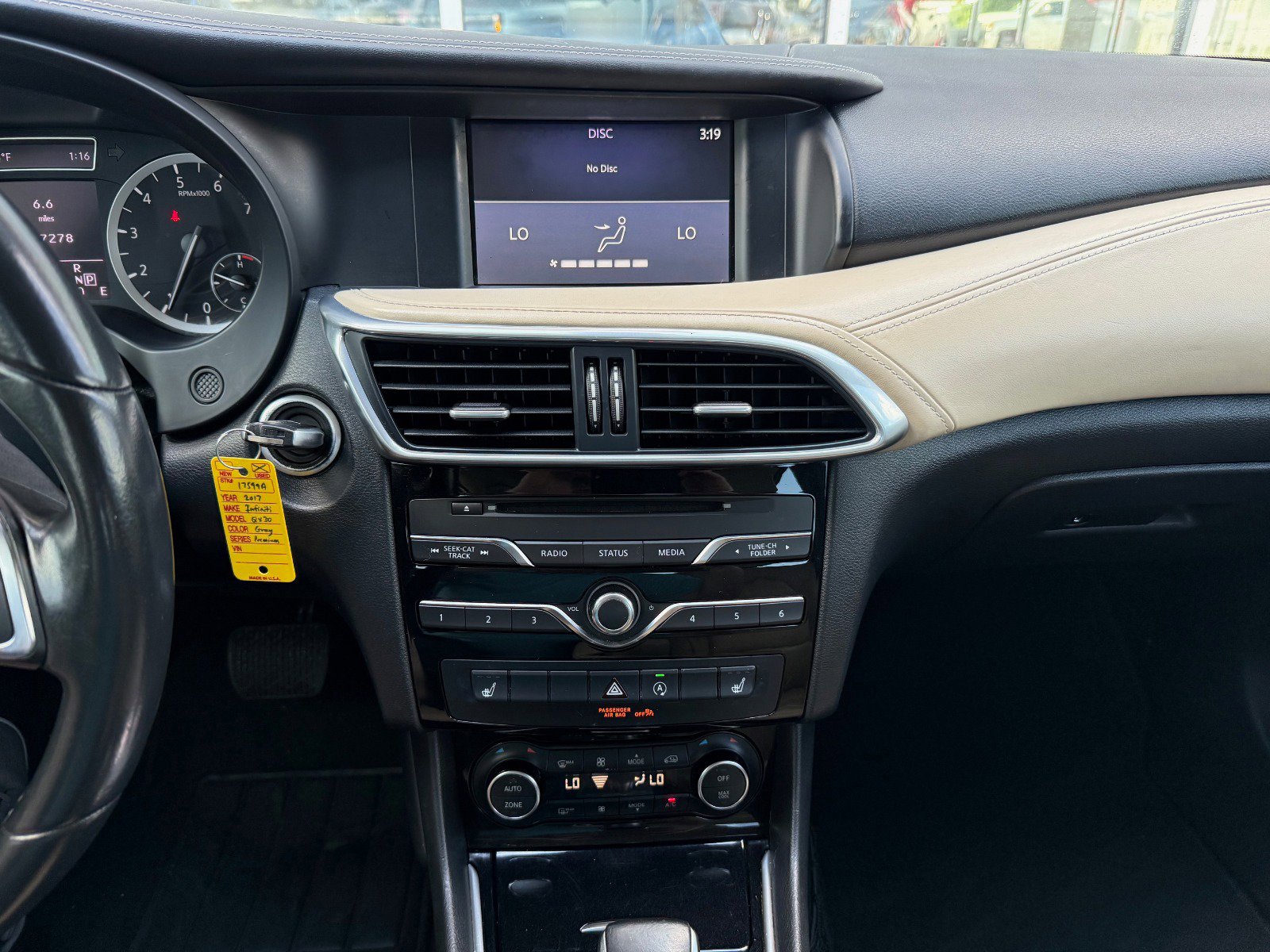 2017 Infiniti QX30 Premium photo 18