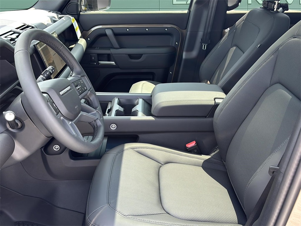 2025 Land Rover Defender 110 X-Dynamic SE photo 8