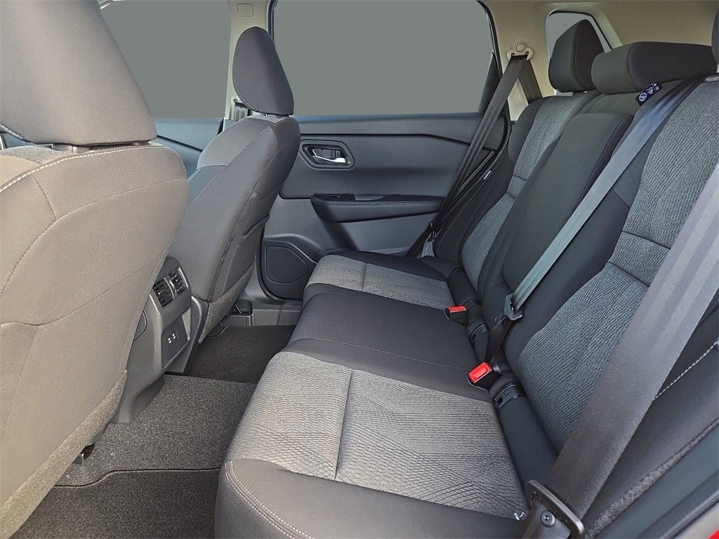 2025 Nissan Rogue SV photo 14