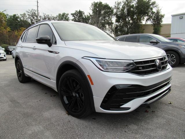 2023 Volkswagen Tiguan SE R-LINE BLACK's photo