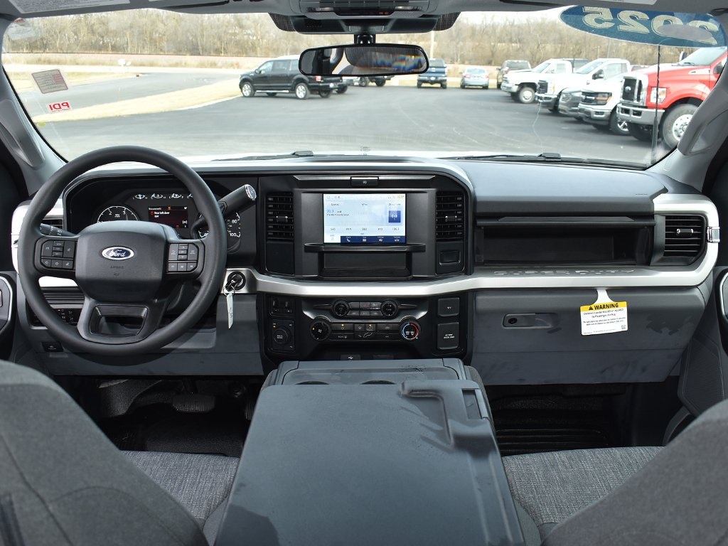 2025 Ford F-350 XLT photo 4