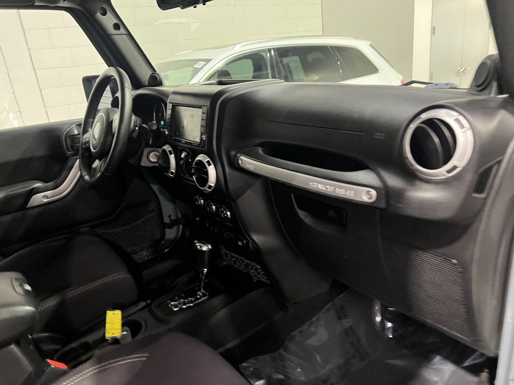 2014 Jeep Wrangler Unlimited Sahara photo 9
