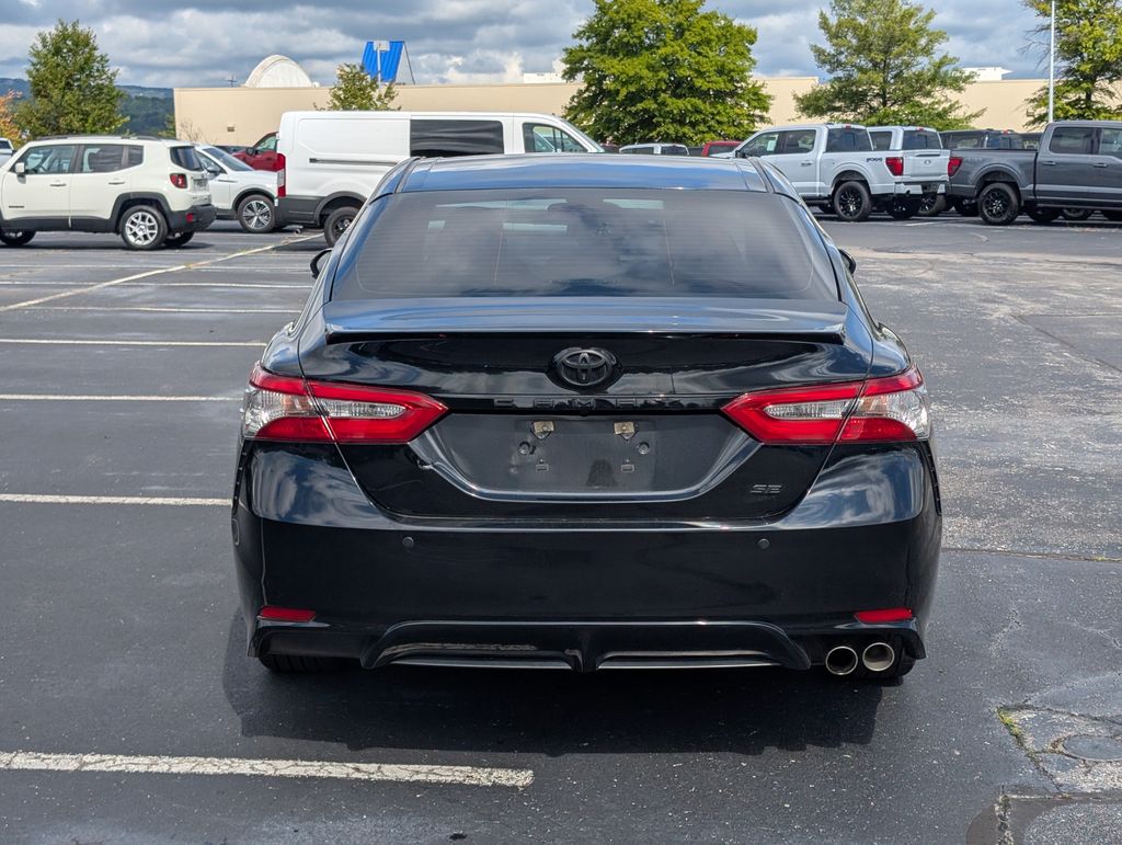 2018 Toyota Camry SE XLE photo 4