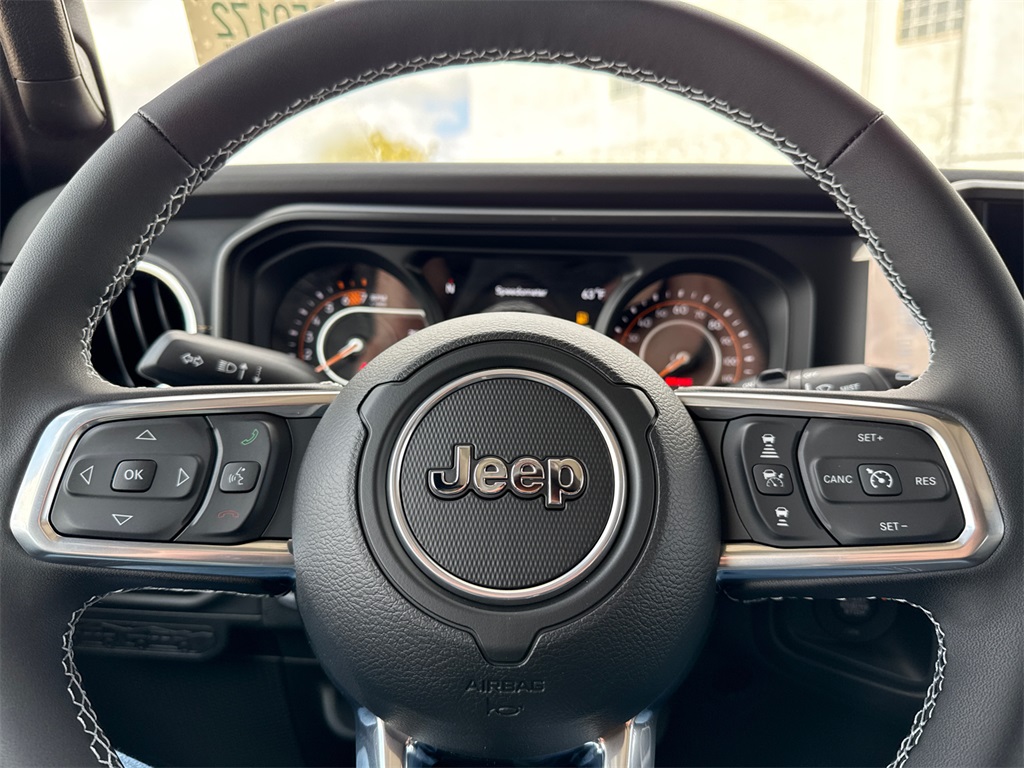 2025 Jeep Wrangler Sahara photo 27