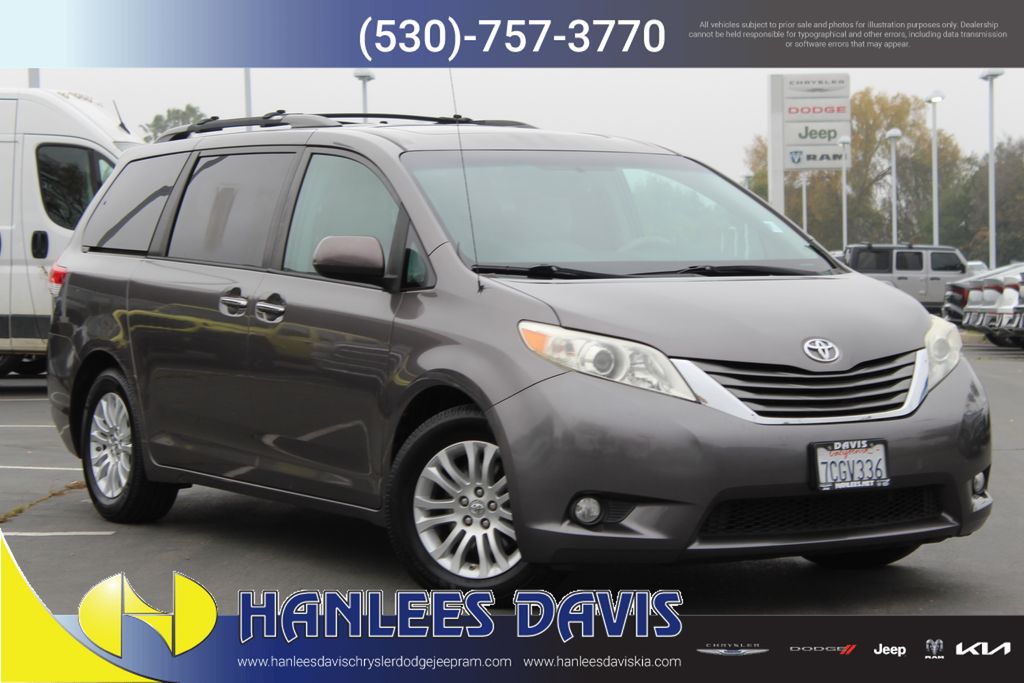 2014 Toyota Sienna XLE's photo