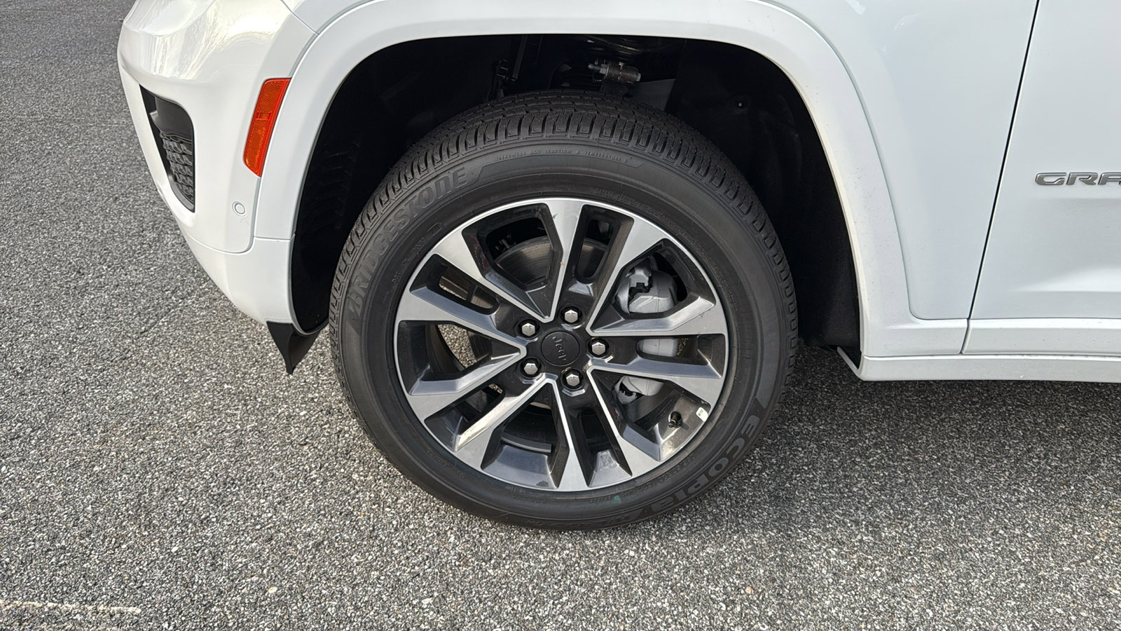 2025 Jeep Grand Cherokee Overland photo 3