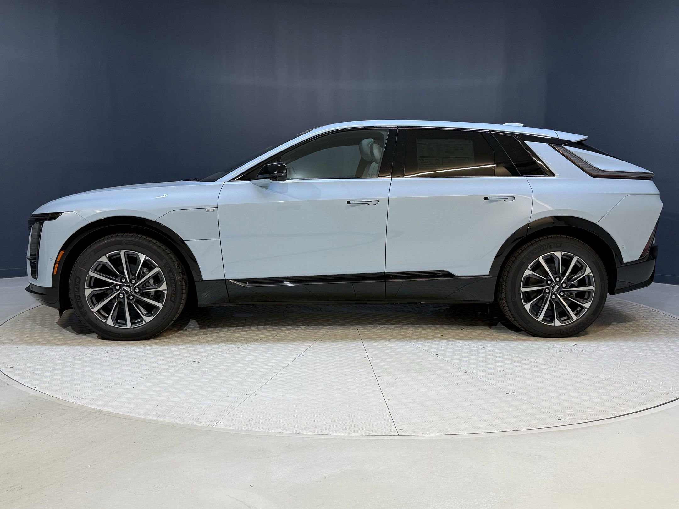 2025 Cadillac Lyriq Sport photo 2