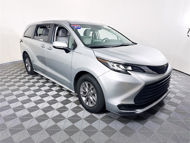 2021 Toyota Sienna LE's photo