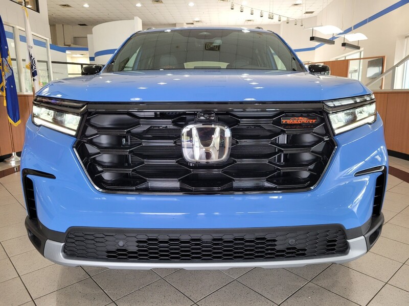 2025 Honda Pilot TrailSport photo 2