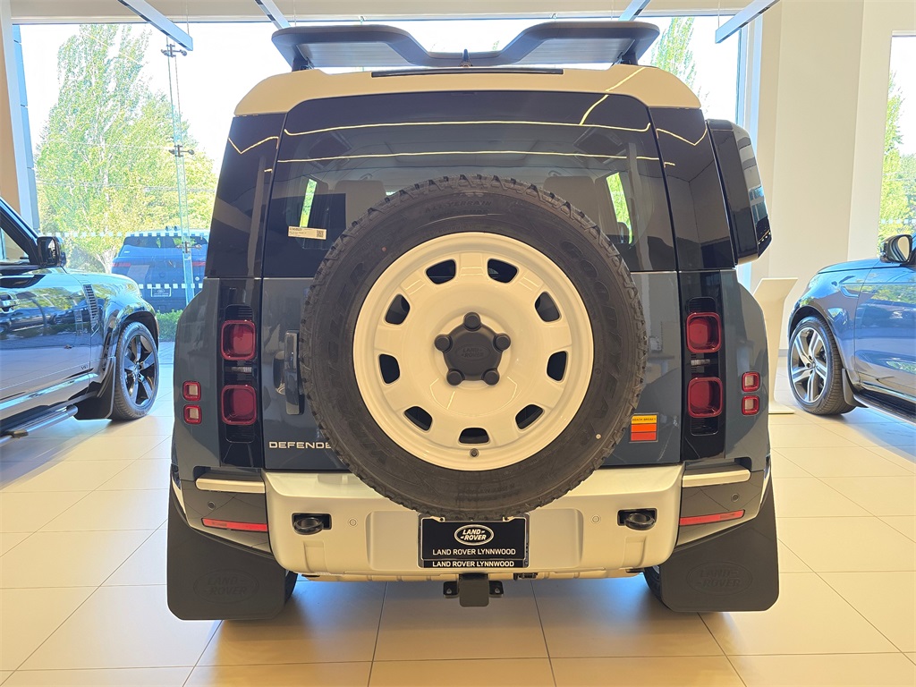 2025 Land Rover Defender 110 S photo 5