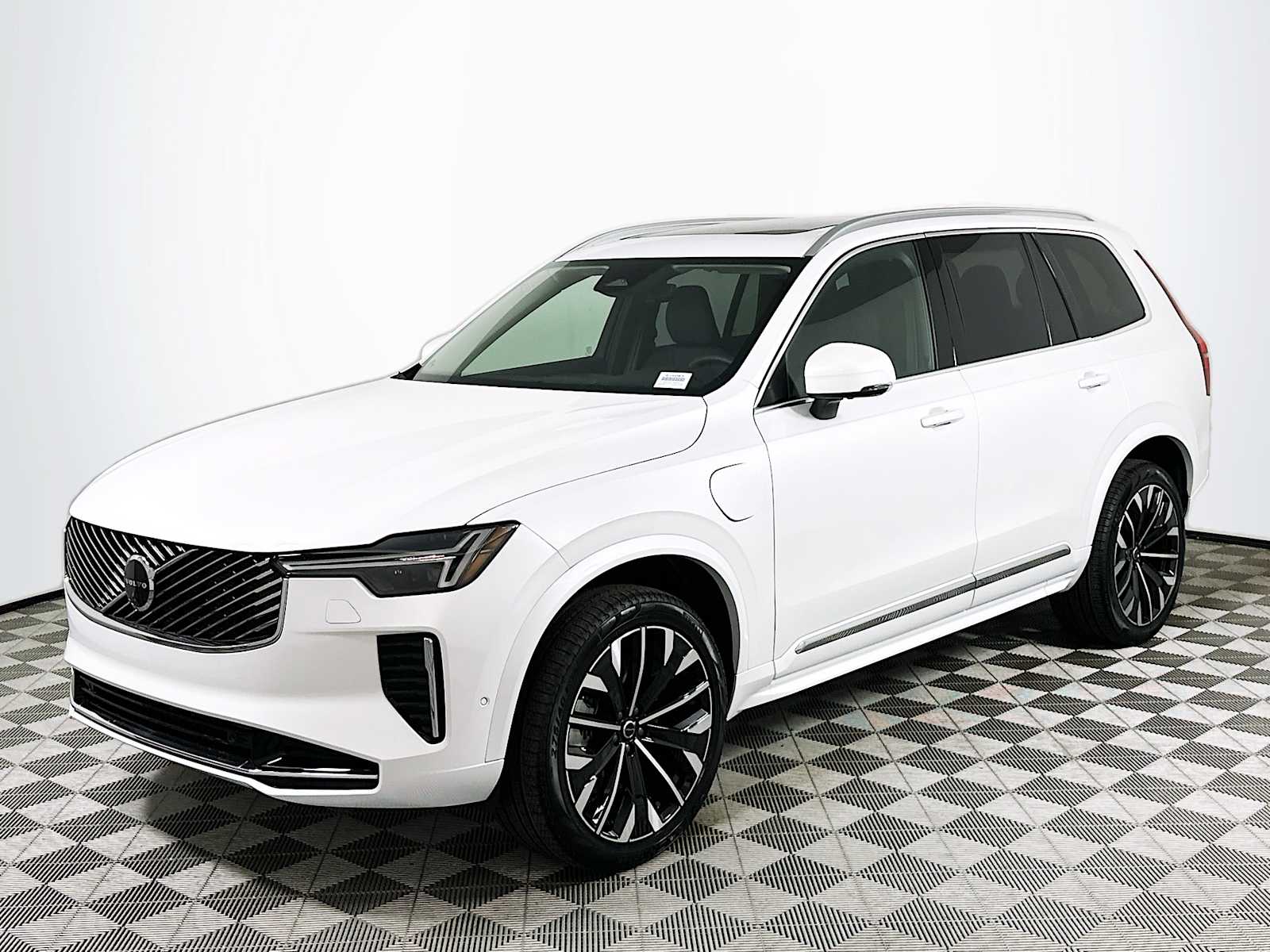 2025 Volvo XC90 T8 AWD Plus photo 3