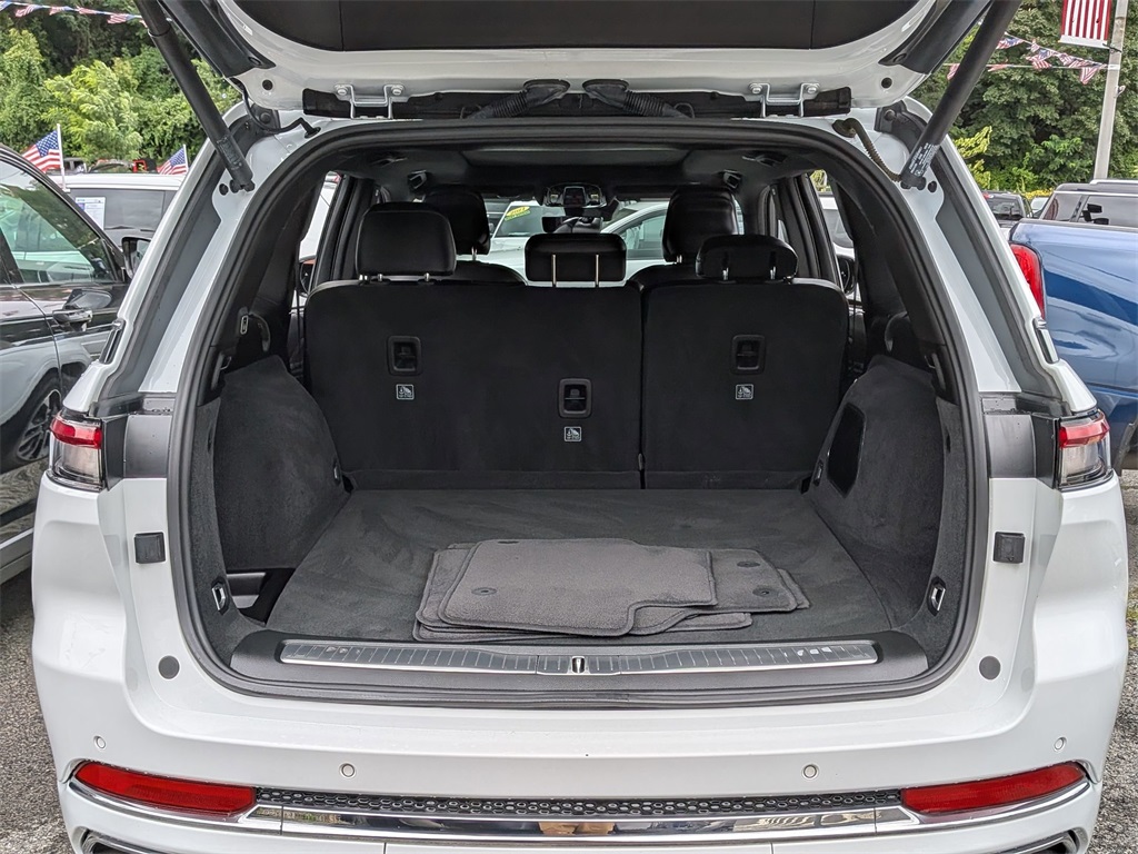 2023 Jeep Grand Cherokee Overland photo 2