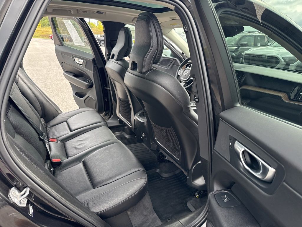 2021 Volvo XC60 T5 Momentum photo 14