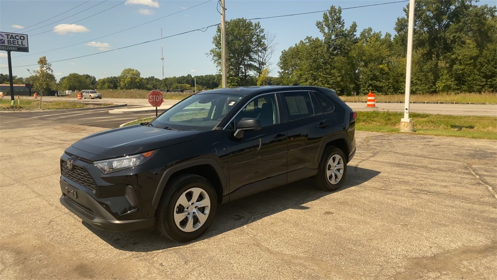 2022 Toyota RAV4 LE photo 4