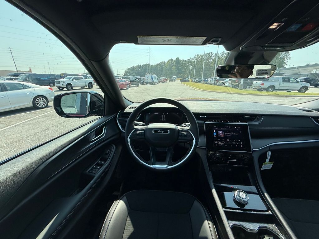 2025 Jeep Grand Cherokee Altitude photo 12