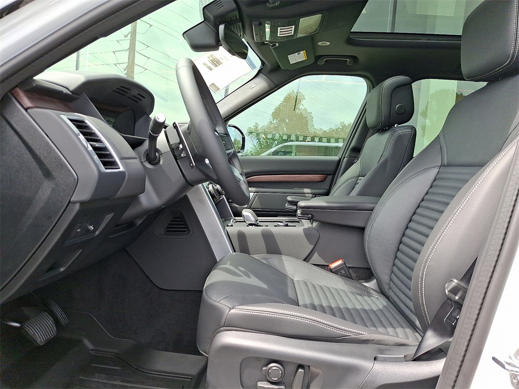 2025 Land Rover Discovery S photo 9