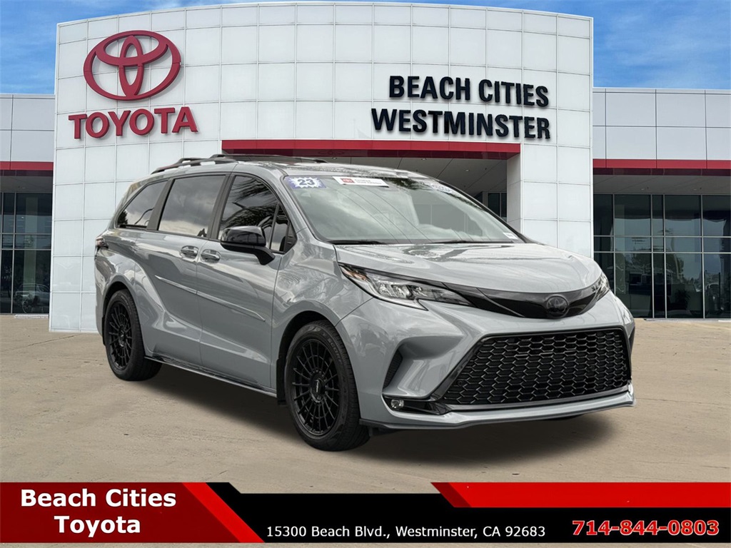 2023 Toyota Sienna XSE's photo