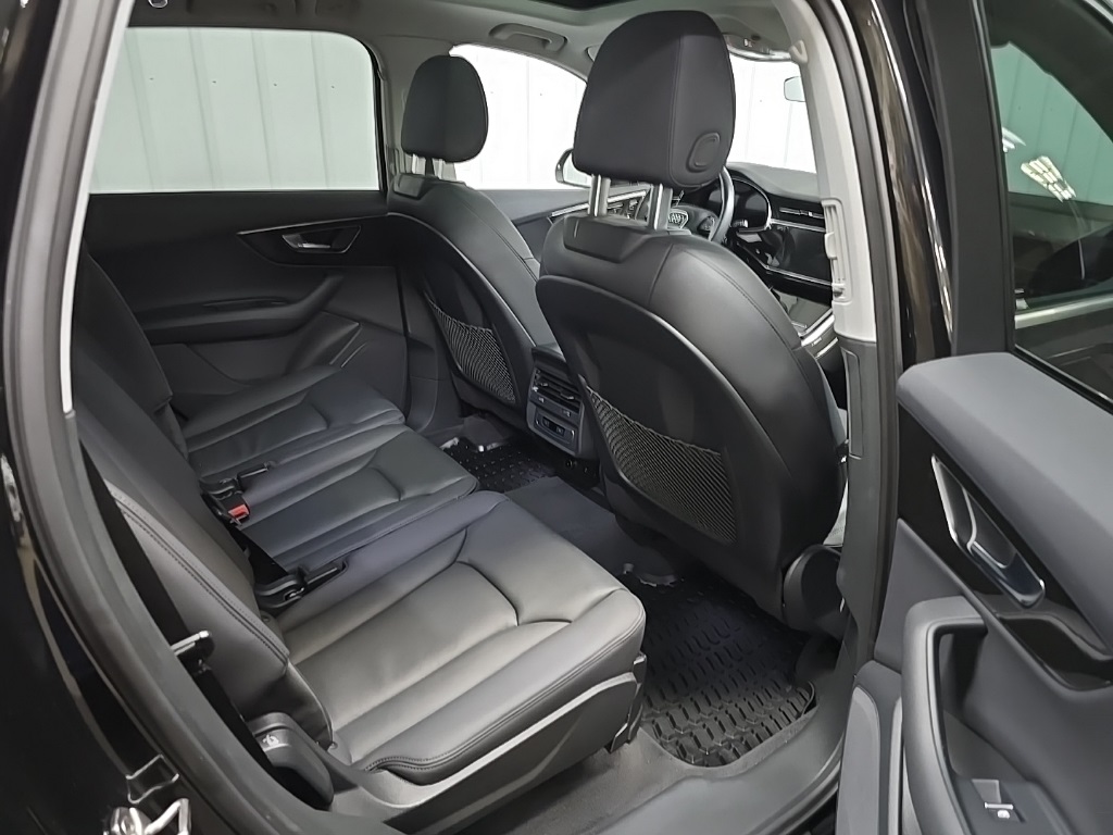 2023 Audi Q7 55 Premium photo 17