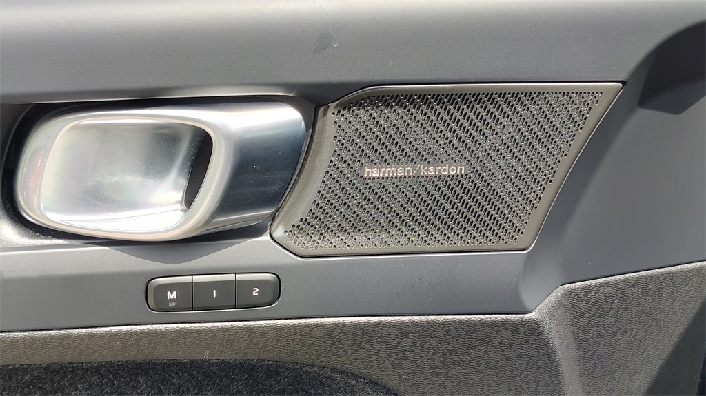 2023 Volvo XC40 Recharge Ultimate photo 9