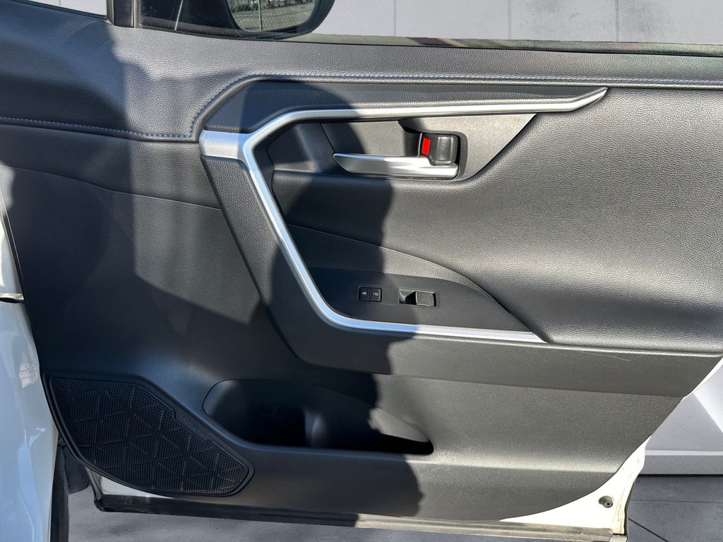 2020 Toyota RAV4 Hybrid XSE photo 14