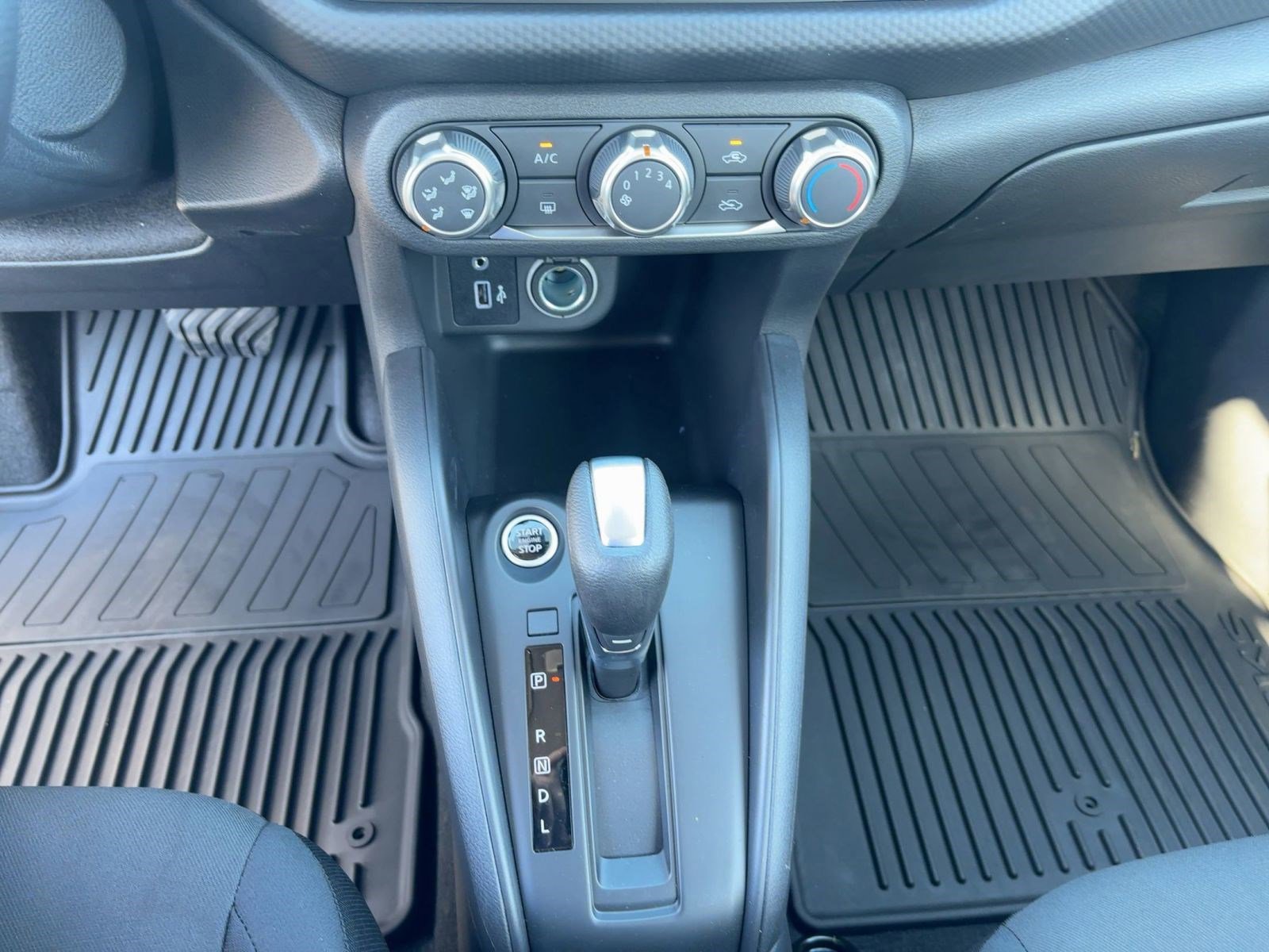 2025 Nissan Kicks Play S photo 17
