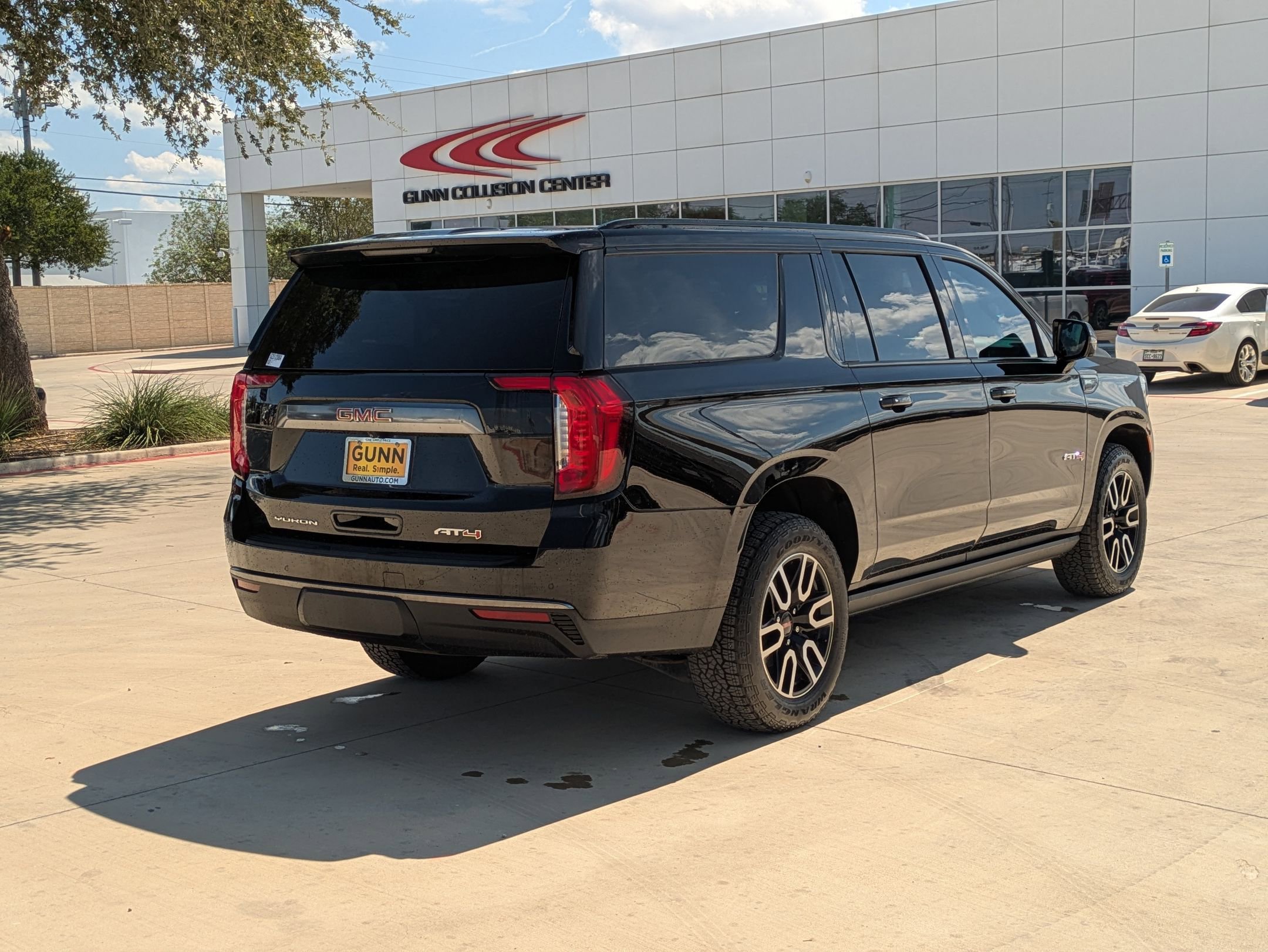 2023 Gmc Yukon XL AT4 photo 3